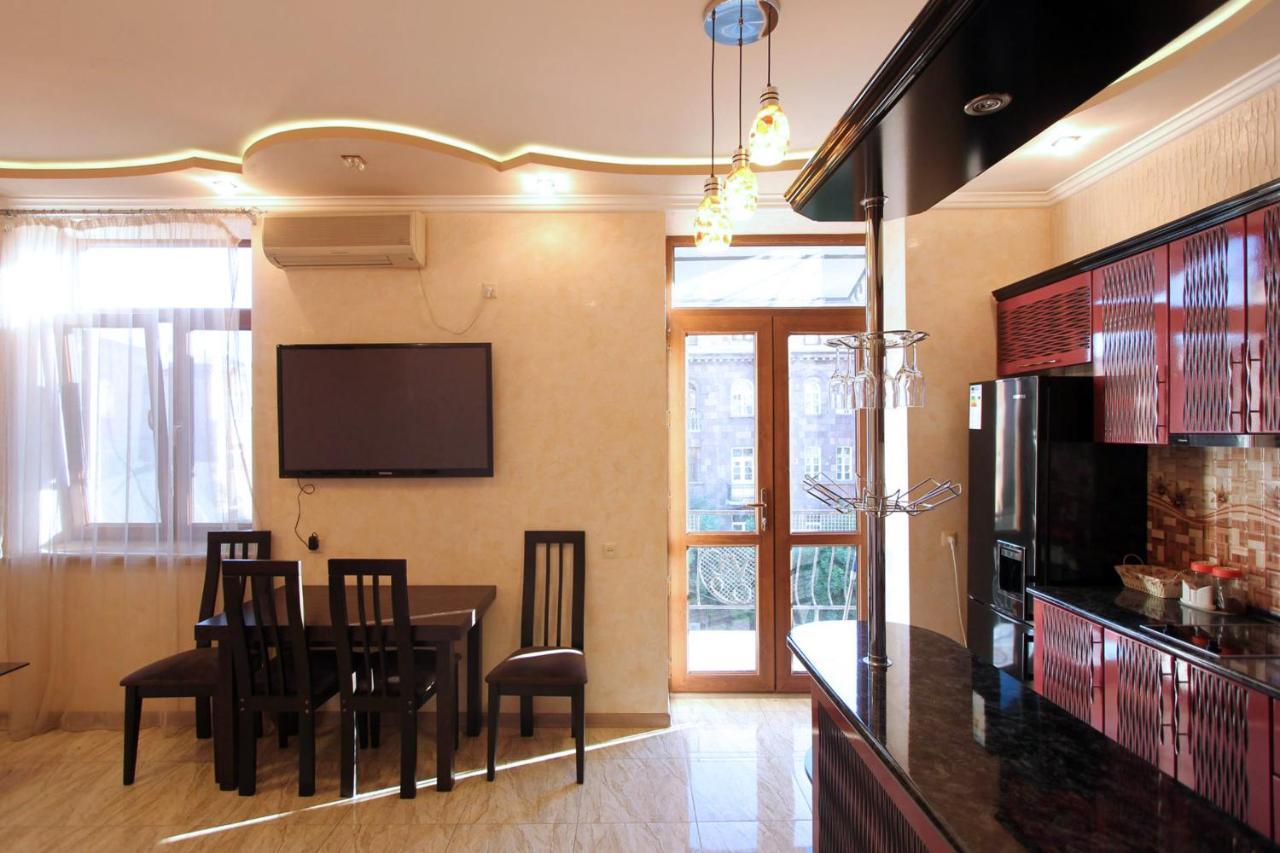 Amiryan Street 1 Bedroom Deluxe Apartment With Balcony Am104 Ереван Екстериор снимка